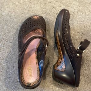 J41 shoes. Size 6 Peep toe comfortable wedge